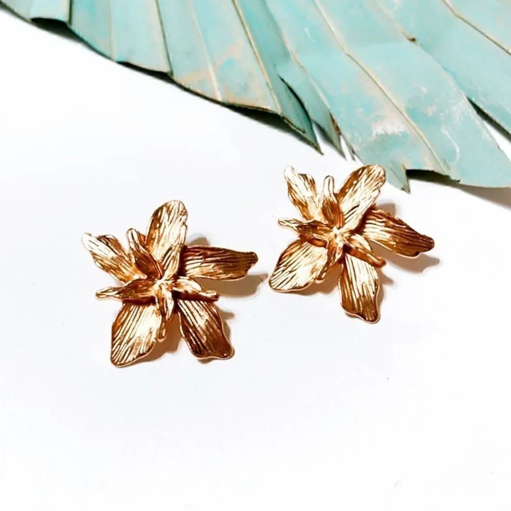 Gold flower earrings S142